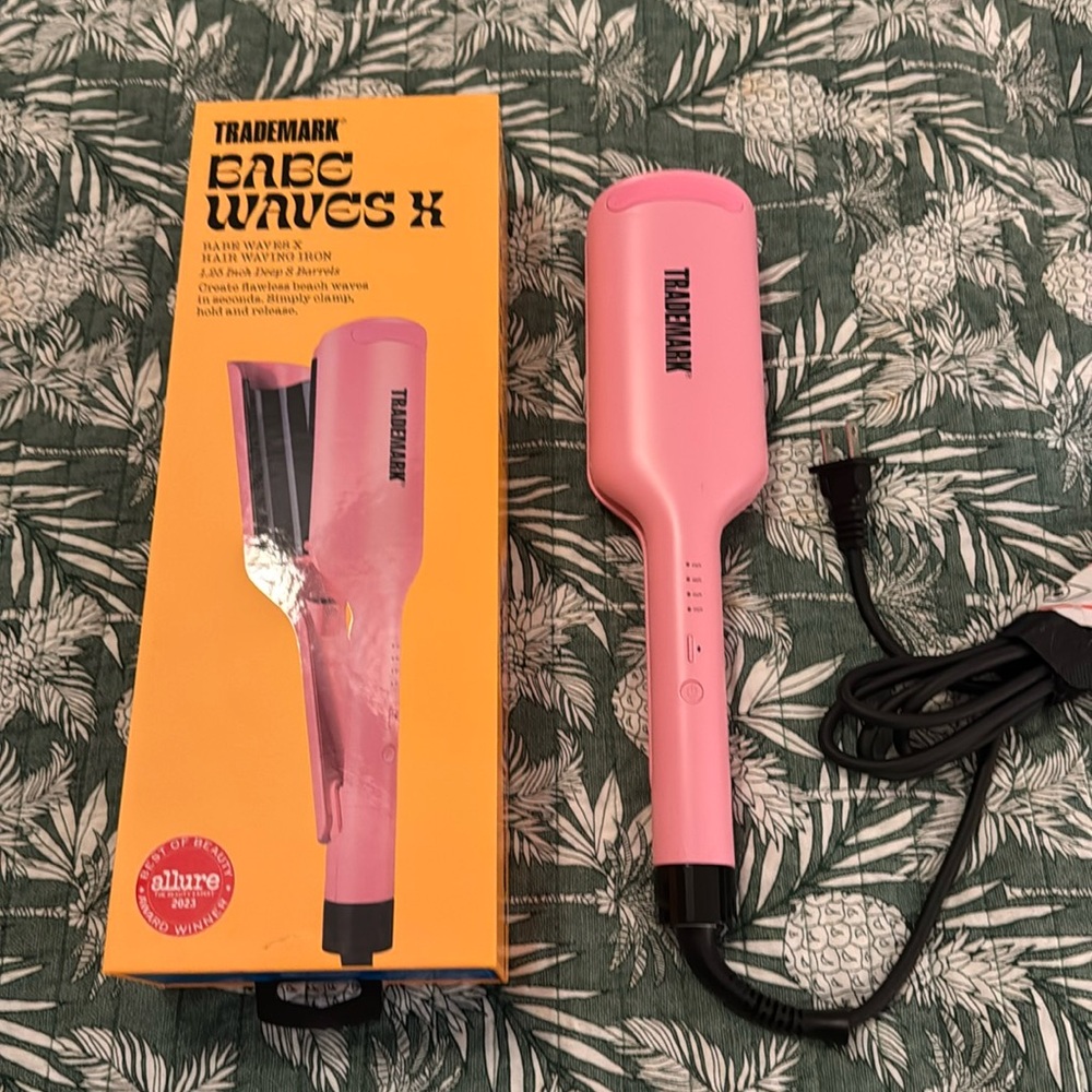 Trademark Beauty Babe Waves X hair waving iron.